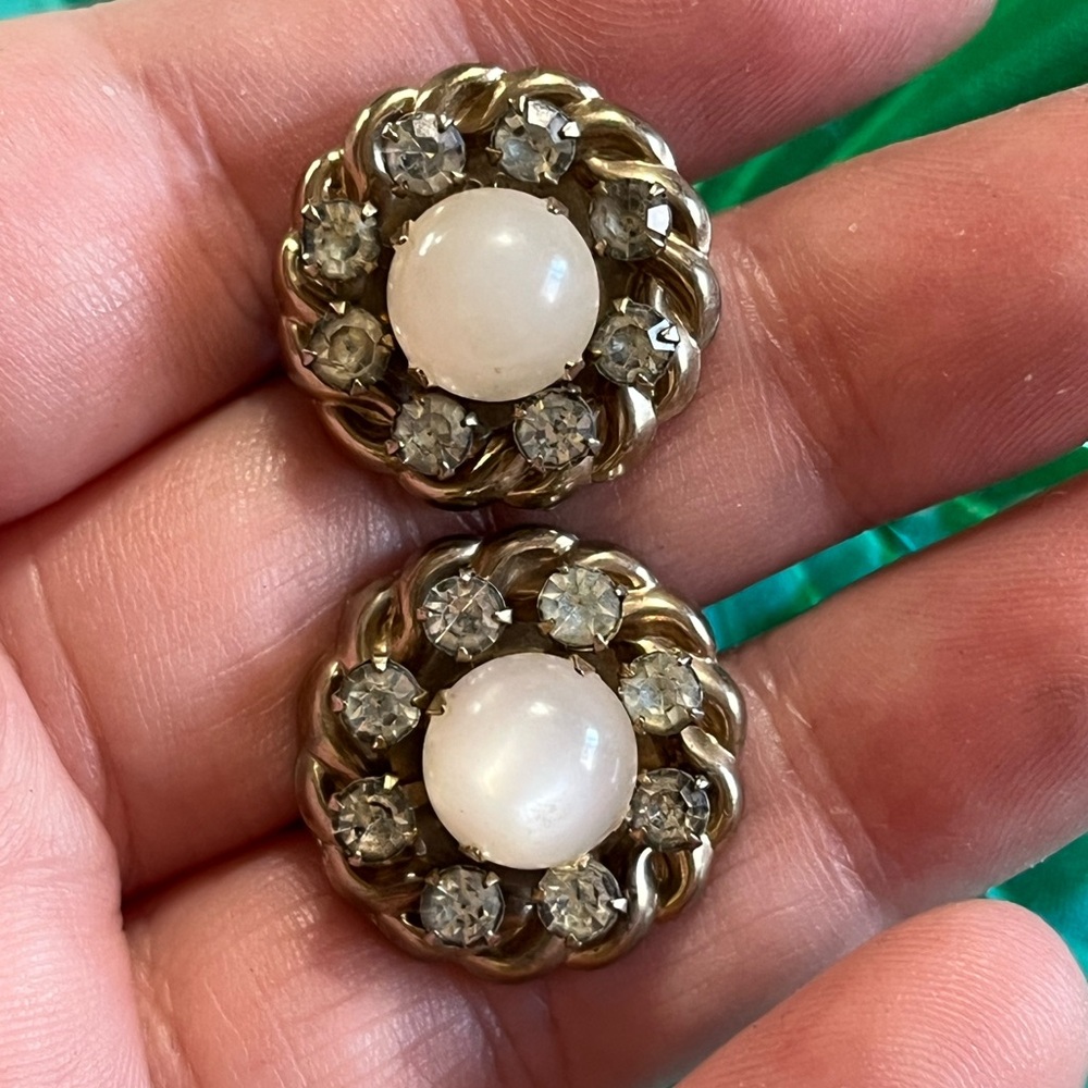 Vintage Pearl Lucite Clear Rhinestone Silver Tone Metal Screw-on Earrings